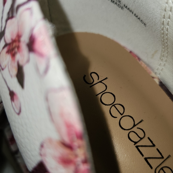 NWOT !! SHOEDAZZLE HEELS. - Picture 4 of 6